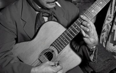 Django Reinhardt jouant sur une guitare Selmer